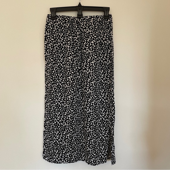 Saks Brand “Pure Navy” Abstract Print Pencil Skirt in Black and White - Picture 5 of 8
